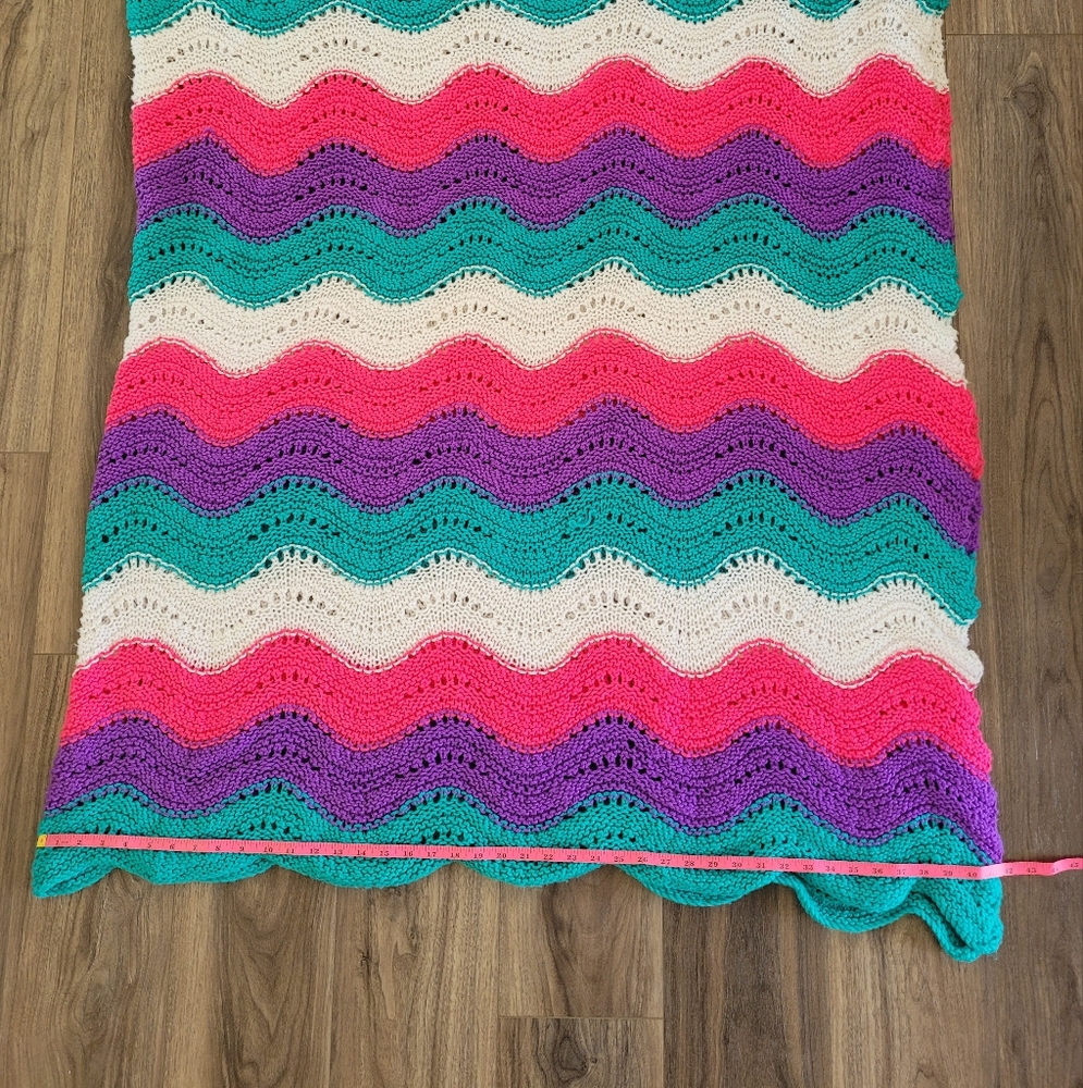 Hand-made Colorful Wave Pattern blanket - Picture 7 of 8